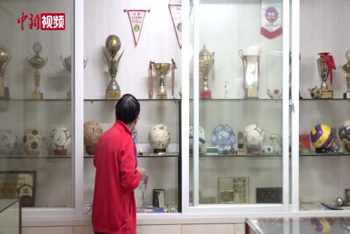 福州七旬老球员自建民间足球博物馆