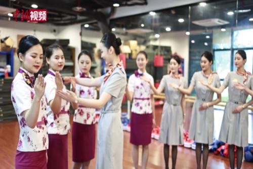 重庆“空姐”“动姐”携手开展礼仪培训备战暑运