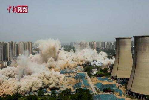 郑州爆破拆除6座超百米烟塔 市民拍摄留念