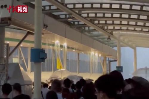 日本东京突降暴雨 车站漏成“水帘洞”