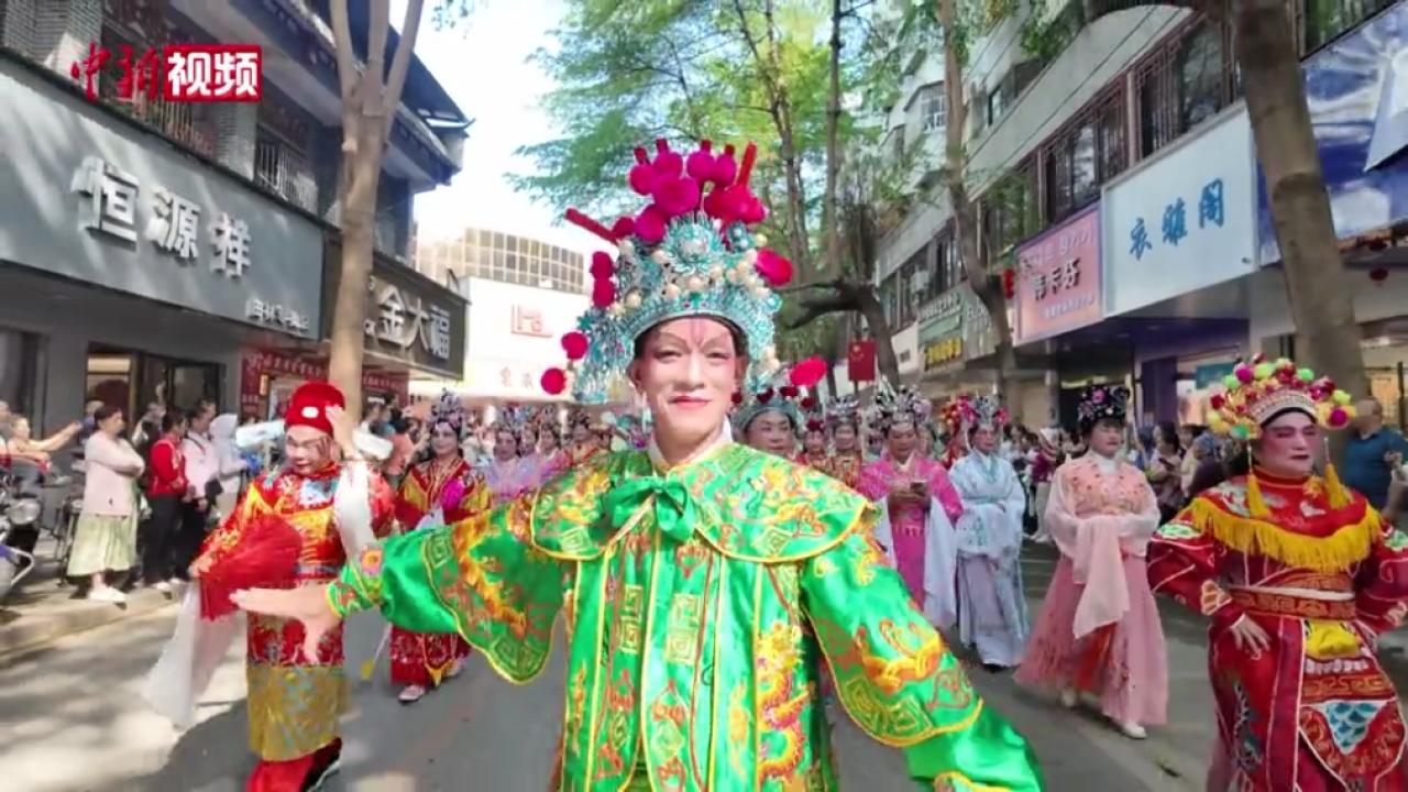 广西田林上演壮剧巡游