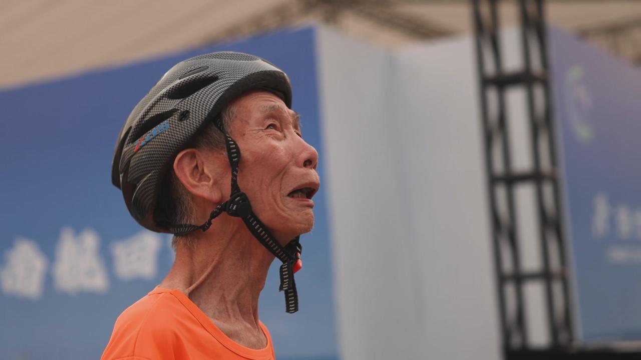 75岁江西老人参观海南舰 这一刻他的眼角湿润了